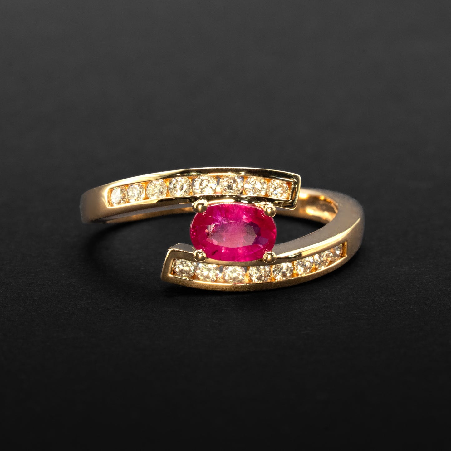 Bague en or jaune, rubis et diamants