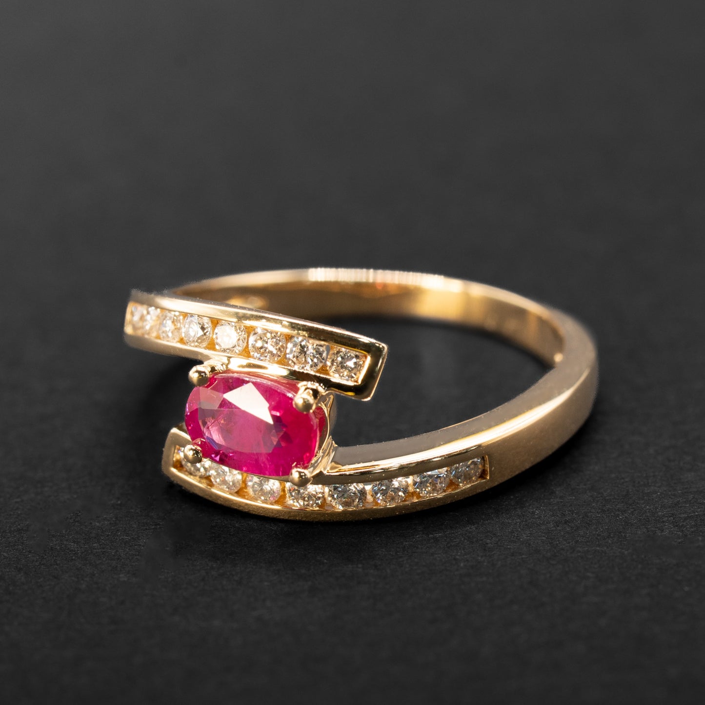Bague en or jaune, rubis et diamants