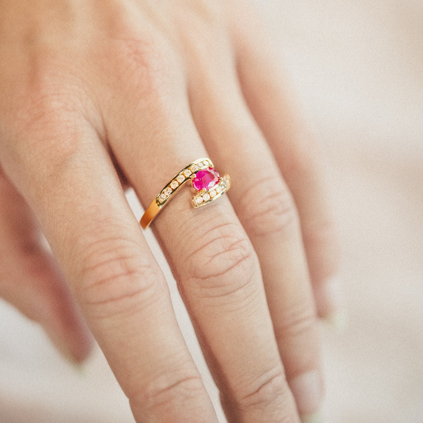 Bague en or jaune, rubis et diamants