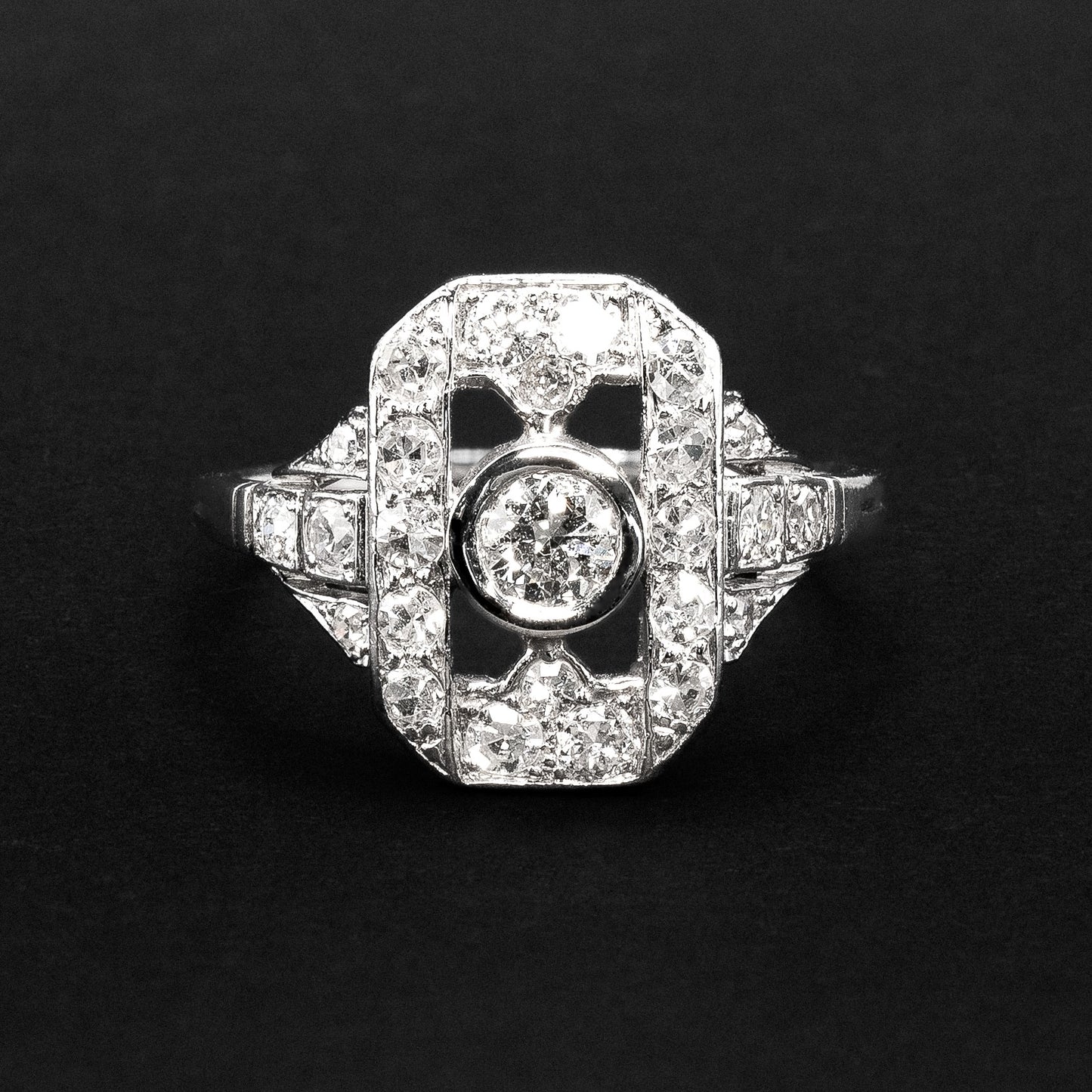 Bague en or blanc et diamants – Style Art Déco