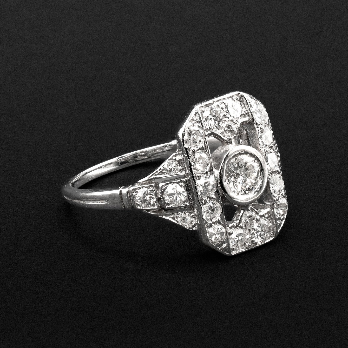Bague en or blanc et diamants – Style Art Déco