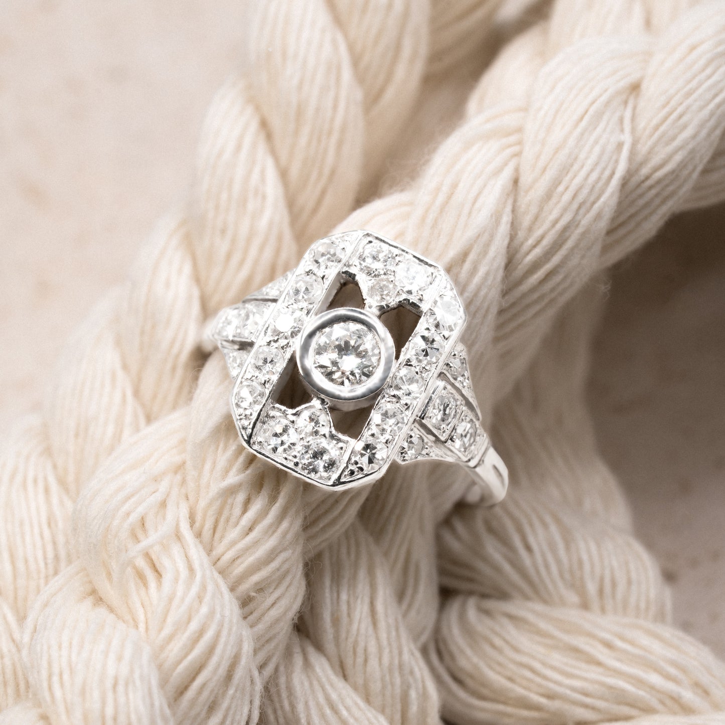 Bague en or blanc et diamants – Style Art Déco