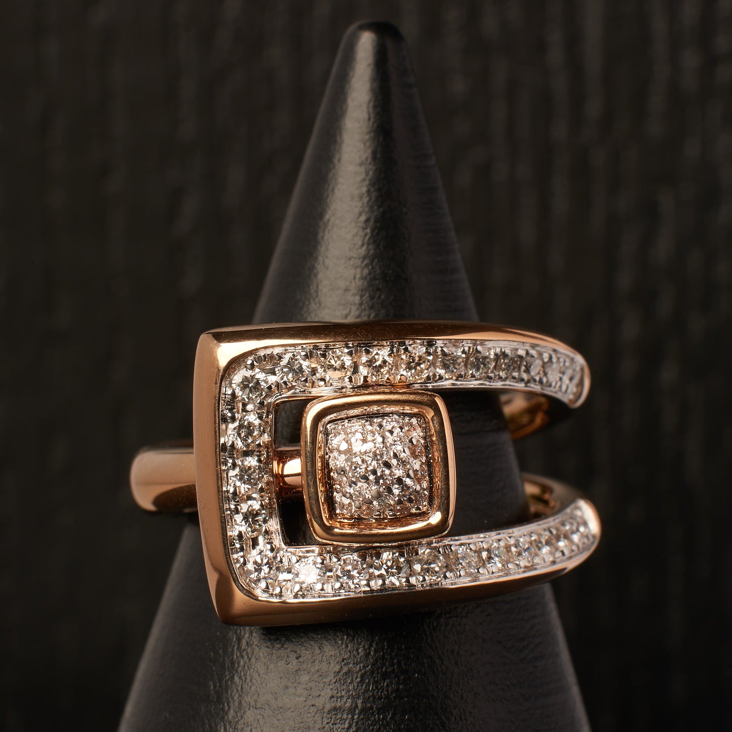 Bague Contemporaine diamants vue de face sur support