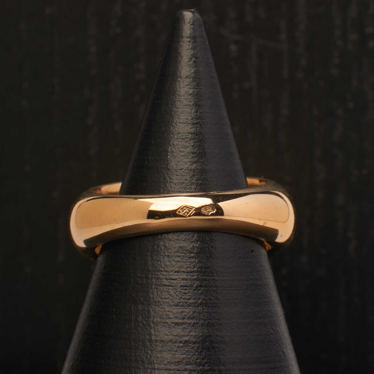 Bague la Nébuleuse vue de dos sur un support