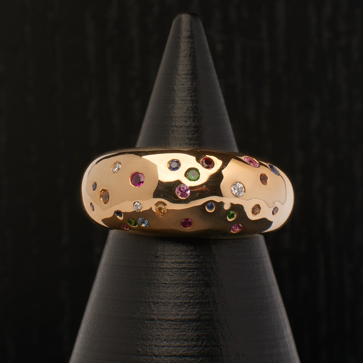 Bague la Nébuleuse vue de face sur un support