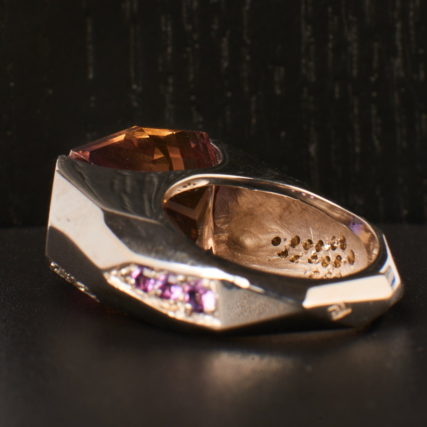 Bague Poligone vue de trois quart