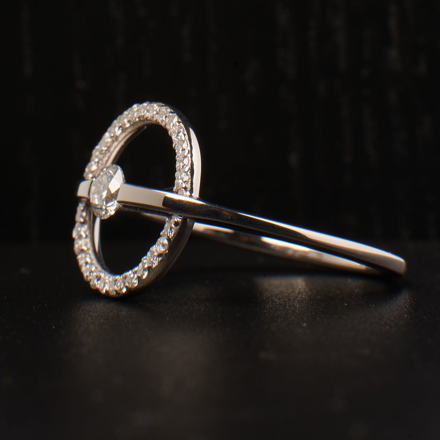 Bague Saturne vue de cote gauche
