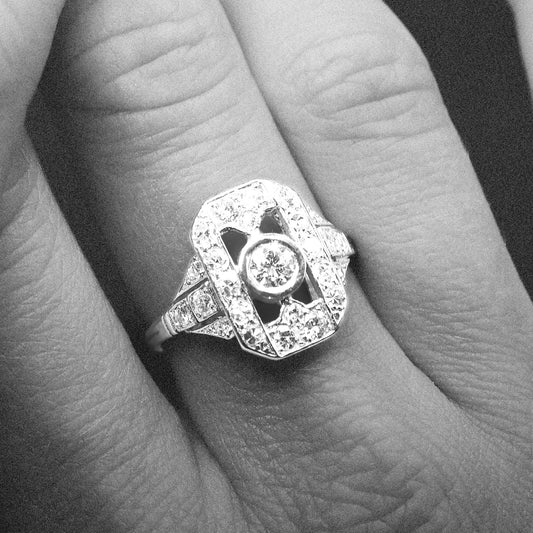 Bague en or blanc et diamants – Style Art Déco