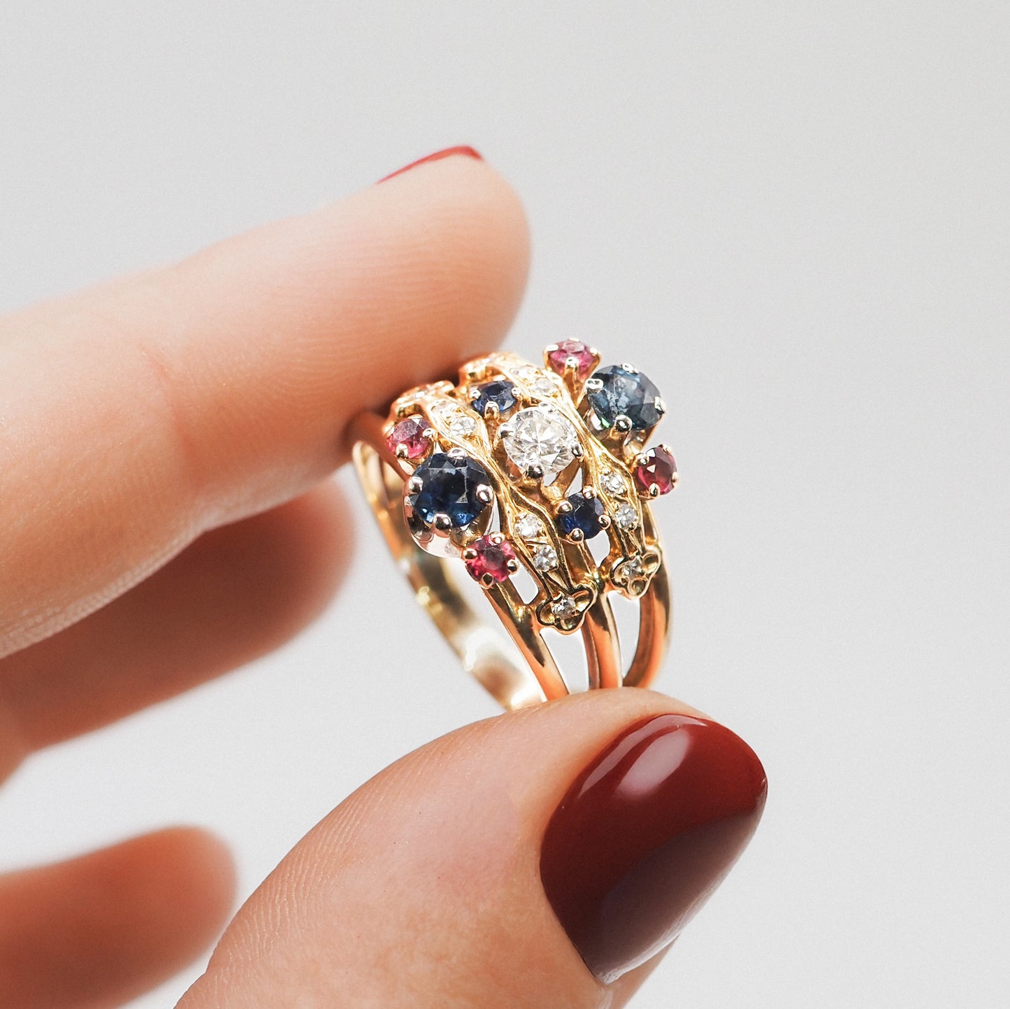 Bague vintage diamants, saphirs et rubis - pièce unique